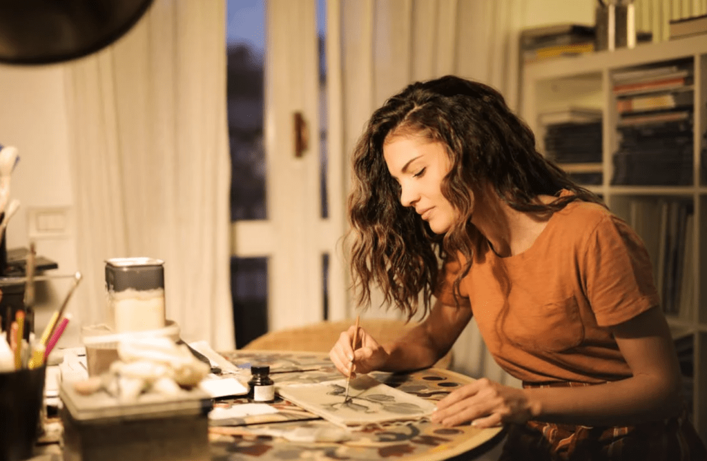 Eine Frau malt konzentriert.